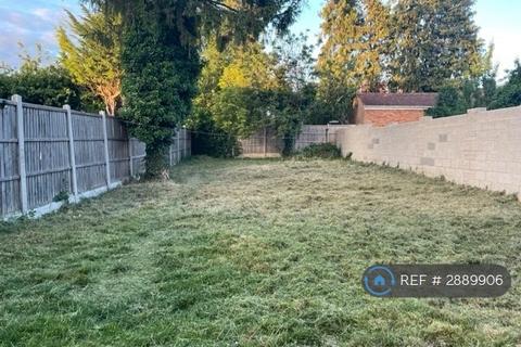 2 bedroom semi-detached house to rent, St. Winifreds Avenue, Luton, LU3