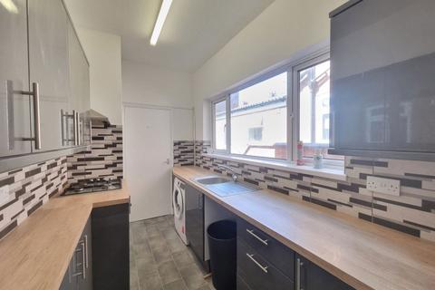 3 bedroom terraced house to rent, St Leonards Road, Leicester