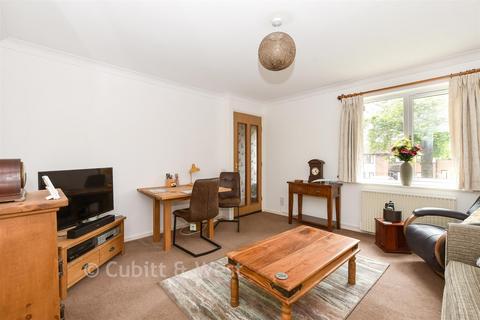 2 bedroom ground floor maisonette for sale, Bramble Close, Redhill RH1