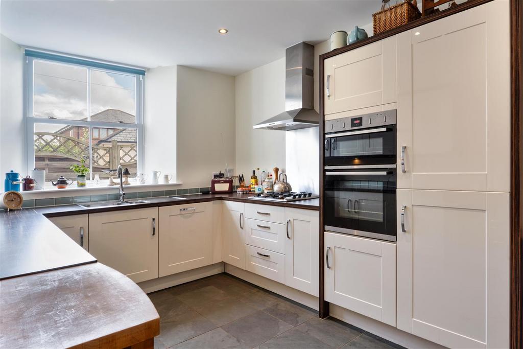 Kitchen 2.jpeg