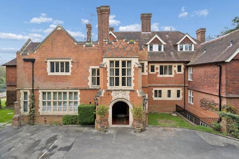 3 bedroom flat for sale, Framewood Road, Stoke Poges, Buckinghamshire