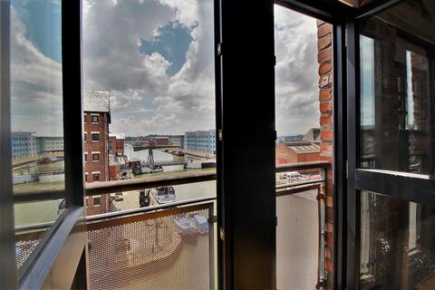 2 bedroom apartment to rent, Biddle & Shipton, Gloucester Docks, GL1