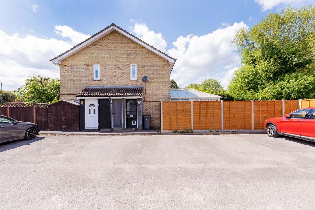 Detached house exterior, driveway