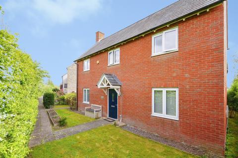 4 bedroom detached house for sale, Kempton Close, BICESTER