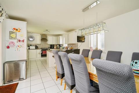 4 bedroom detached house for sale, Kempton Close, BICESTER