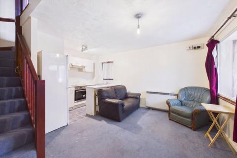 1 bedroom end of terrace house for sale, Oak Court, South Street, Farnborough, Hampshire, GU14