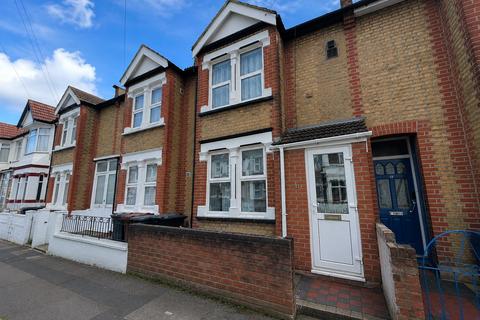 3 bedroom terraced house to rent, Victoria Avenue, Greater London TW3