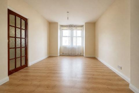 3 bedroom terraced house to rent, Victoria Avenue, Greater London TW3