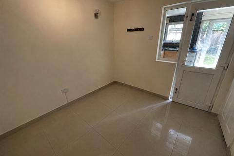 3 bedroom terraced house to rent, Victoria Avenue, Greater London TW3