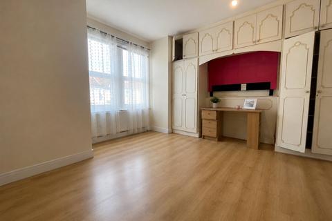 3 bedroom terraced house to rent, Victoria Avenue, Greater London TW3