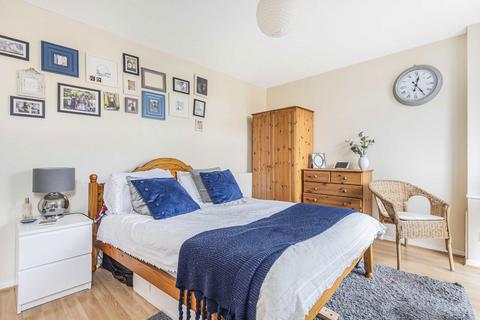 3 bedroom terraced house to rent, Hanson Close, London SW12