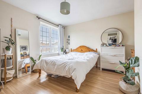 3 bedroom terraced house to rent, Hanson Close, London SW12