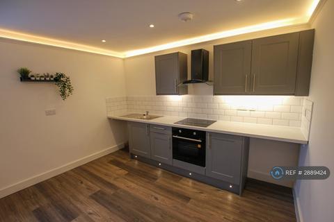 2 bedroom flat to rent, Northenden Road, Sale, M33