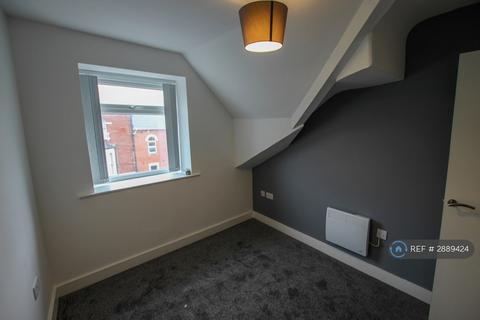 2 bedroom flat to rent, Northenden Road, Sale, M33