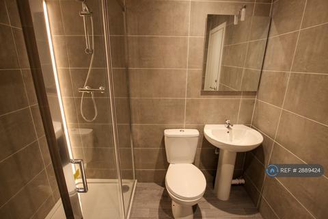 2 bedroom flat to rent, Northenden Road, Sale, M33
