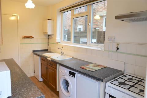 4 bedroom semi-detached house to rent, Vicarage Farm Road, Hounslow TW5
