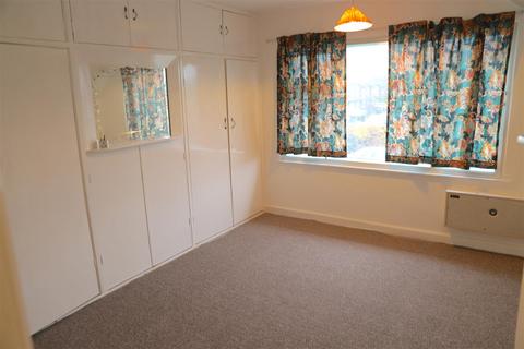 4 bedroom semi-detached house to rent, Vicarage Farm Road, Hounslow TW5