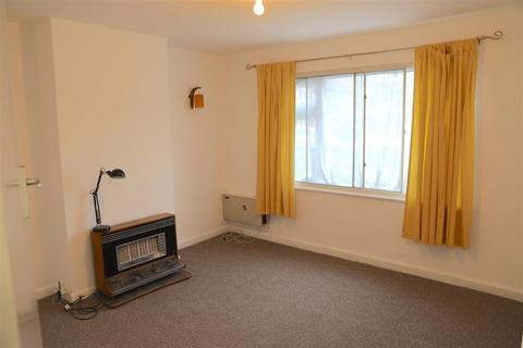 4 bedroom semi-detached house to rent, Vicarage Farm Road, Hounslow TW5