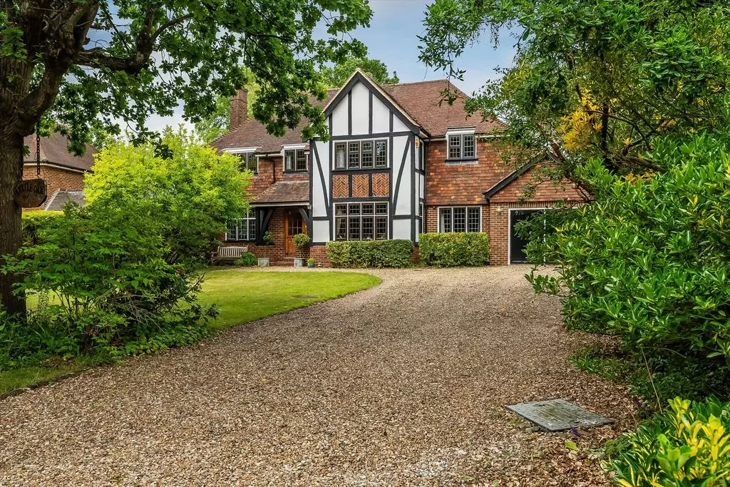 ぽんず　House on the hill Ganghill, Guildford, Surrey GU1. 5 bed detached house for sale