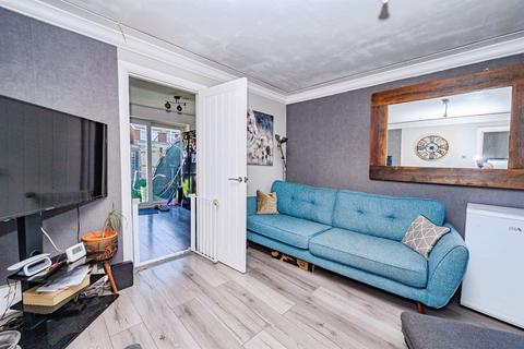 3 bedroom semi-detached house for sale, Bembridge Gardens, Luton