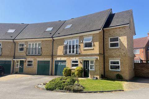 4 bedroom townhouse to rent, Clegg Square, Shenley Lodge