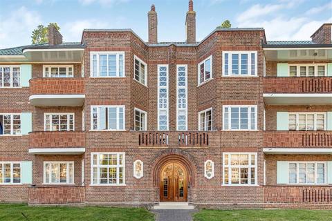 Roehampton Close, London SW15
