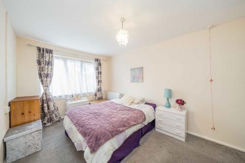 2 bedroom flat for sale, Maddison Close, Teddington TW11