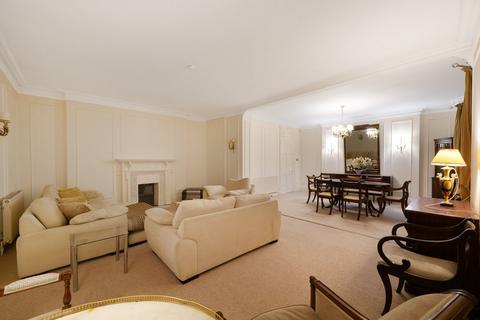 4 bedroom apartment to rent, Clarence Gate Gardens, Glentworth Street, Marylebone, London, NW1