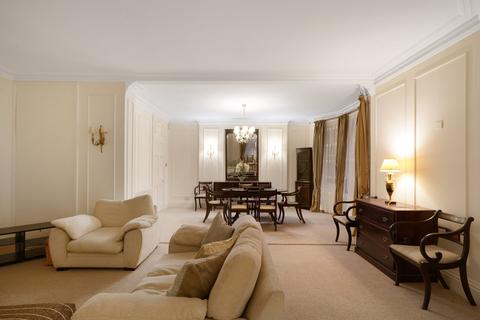4 bedroom apartment to rent, Clarence Gate Gardens, Glentworth Street, Marylebone, London, NW1