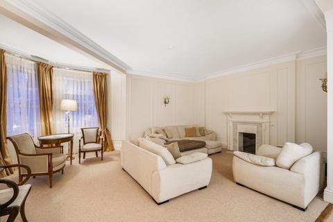 4 bedroom apartment to rent, Clarence Gate Gardens, Glentworth Street, Marylebone, London, NW1