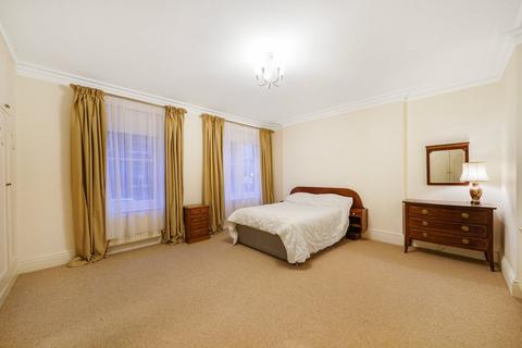 4 bedroom apartment to rent, Clarence Gate Gardens, Glentworth Street, Marylebone, London, NW1