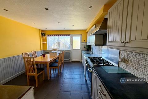 4 bedroom end of terrace house to rent, Faracre Court, Northampton, NN3