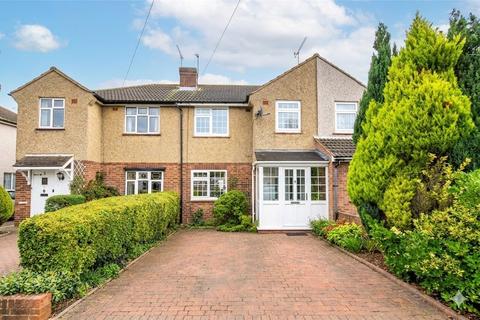 3 bedroom terraced house to rent, Firham Park Avenue, Romford RM3