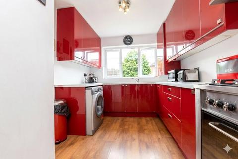 3 bedroom terraced house to rent, Firham Park Avenue, Romford RM3