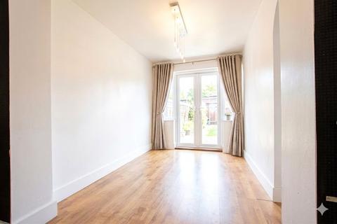 3 bedroom terraced house to rent, Firham Park Avenue, Romford RM3