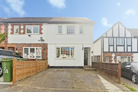 Alberta Avenue, Cheam, SM1