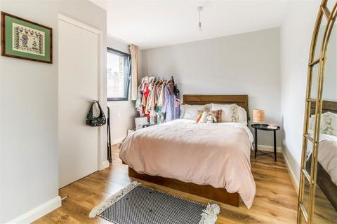 Studio to rent, Rotherhithe New Road, London SE16