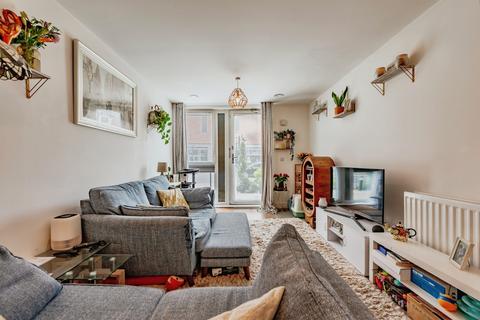 2 bedroom flat for sale, Marketfield Way, Redhill