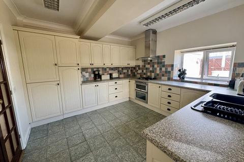 4 bedroom detached house for sale, Walthew Avenue, Holyhead, Anglesey, LL65
