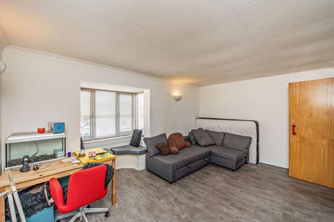 Studio for sale, Helmsdale Close, Hayes UB4