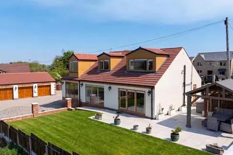 4 bedroom detached house for sale, Leeds