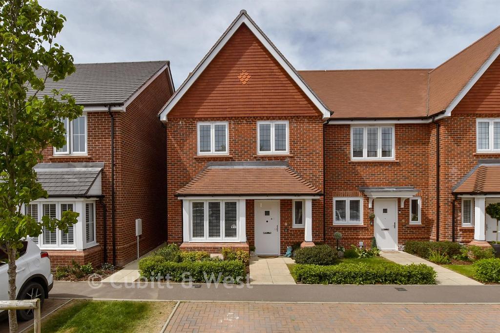 3 bedroom end of terrace house for sale in Horsham