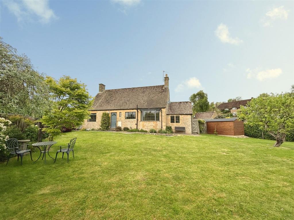 3 bedroom detached bungalow for sale in Chipping Campden
