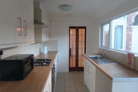 3 bedroom terraced house to rent, York Avenue, LINCOLN