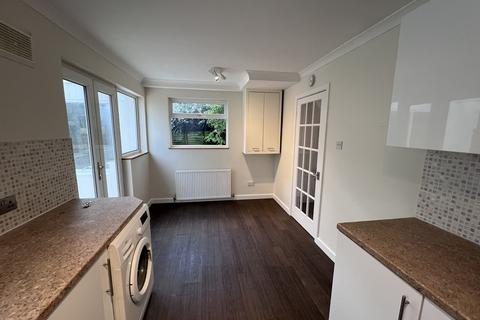 3 bedroom end of terrace house to rent, Claudeen Close, Southampton SO18