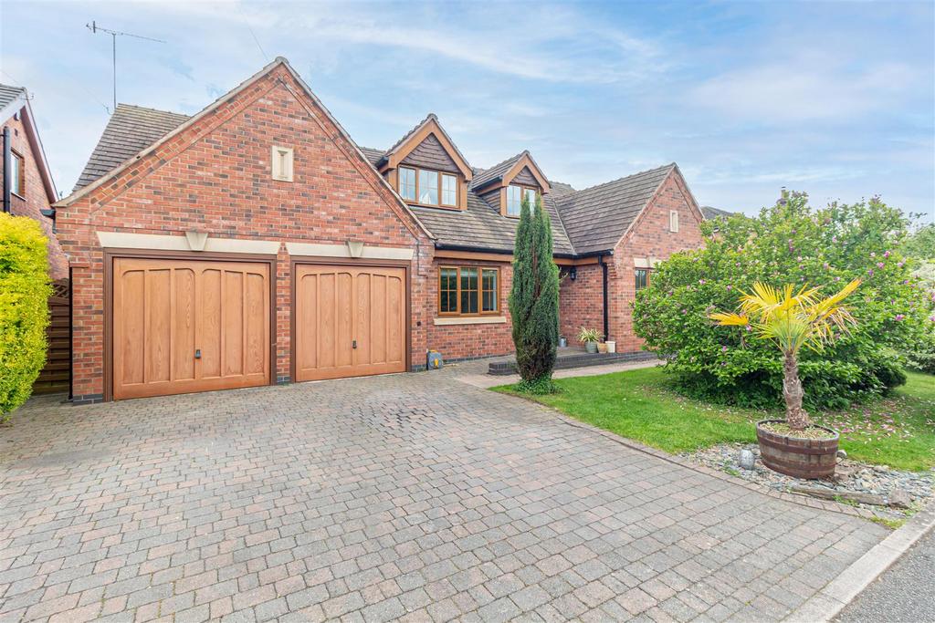 4 bedroom detached house for sale in Worcester