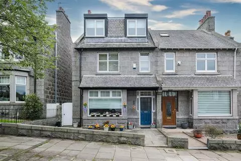 5 bedroom semi-detached house for sale