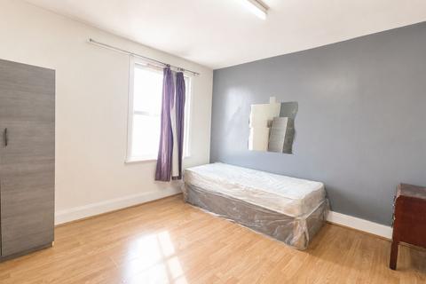 1 bedroom in a flat share to rent, High Street North, London, E6