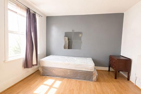 1 bedroom in a flat share to rent, High Street North, London, E6