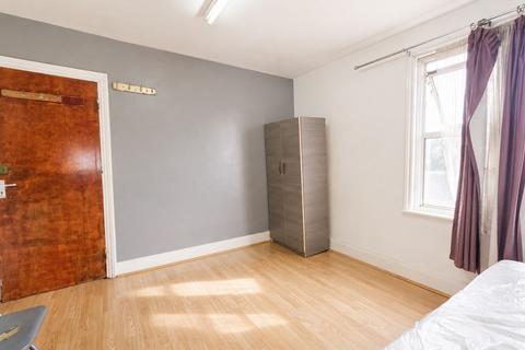 1 bedroom in a flat share to rent, High Street North, London, E6